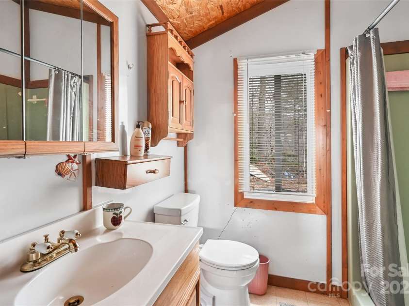 193 Oak Ridge Road, Hendersonville, NC 28792.  MLS# CAR4227340, YatesRealty ID 26566. 