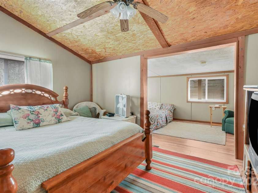 193 Oak Ridge Road, Hendersonville, NC 28792.  MLS# CAR4227340, YatesRealty ID 26566. 