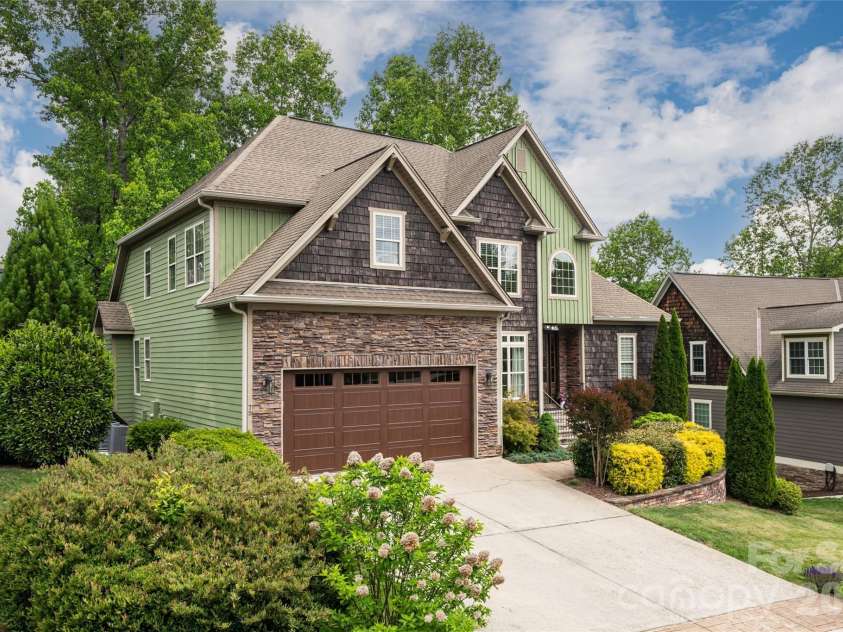 75 Ledgestone Drive, Fairview, NC 28730.  MLS# CAR4371731, YatesRealty ID 26567. 