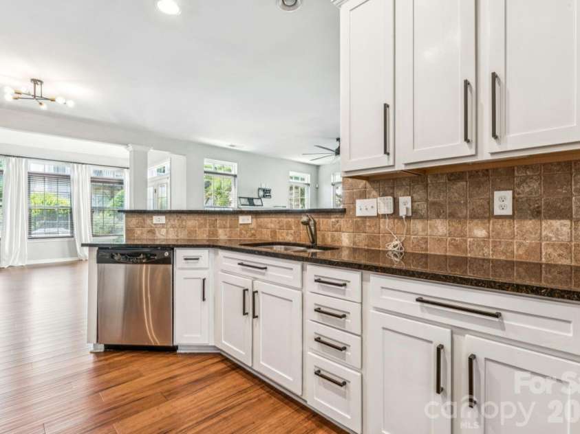 3233 Park South Station Boulevard, Charlotte, NC 28210.  MLS# CAR4381537, YatesRealty ID 26568. 