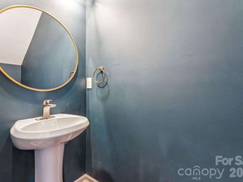 3233 Park South Station Boulevard, Charlotte, NC 28210.  MLS# CAR4381537, YatesRealty ID 26568. 