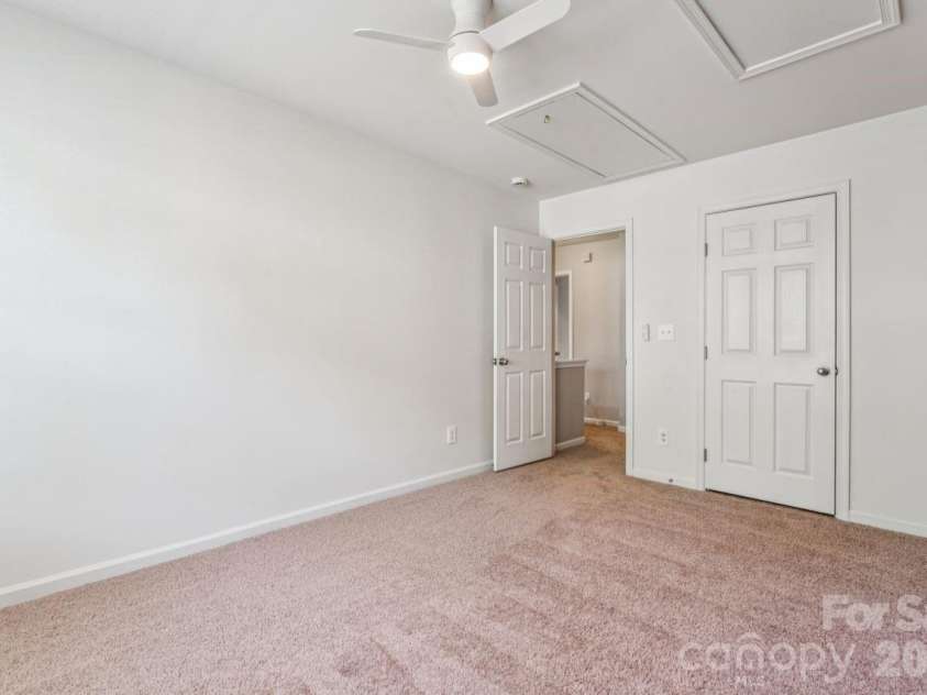 3233 Park South Station Boulevard, Charlotte, NC 28210.  MLS# CAR4381537, YatesRealty ID 26568. 