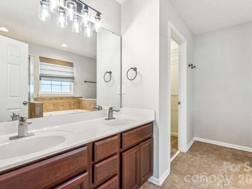 3233 Park South Station Boulevard, Charlotte, NC 28210.  MLS# CAR4381537, YatesRealty ID 26568. 
