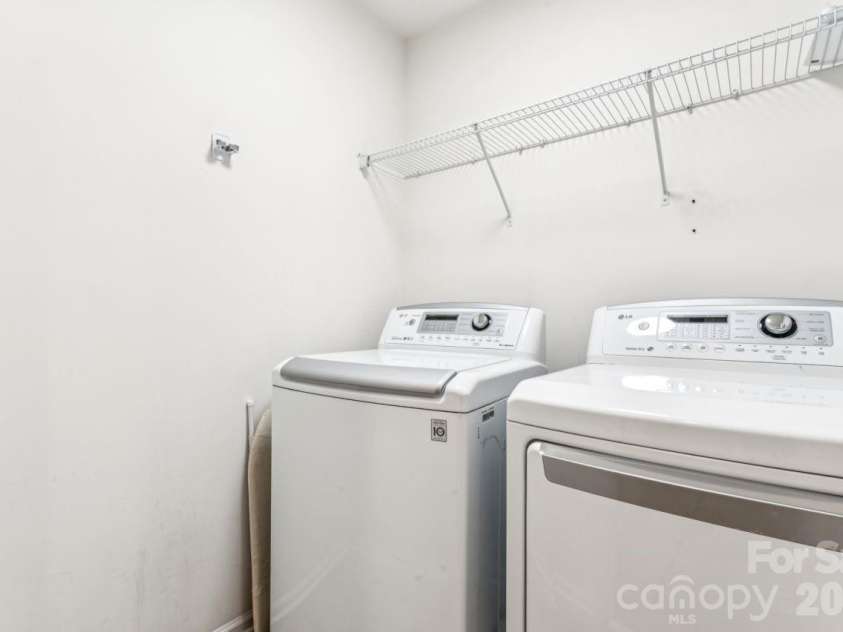 3233 Park South Station Boulevard, Charlotte, NC 28210.  MLS# CAR4381537, YatesRealty ID 26568. 