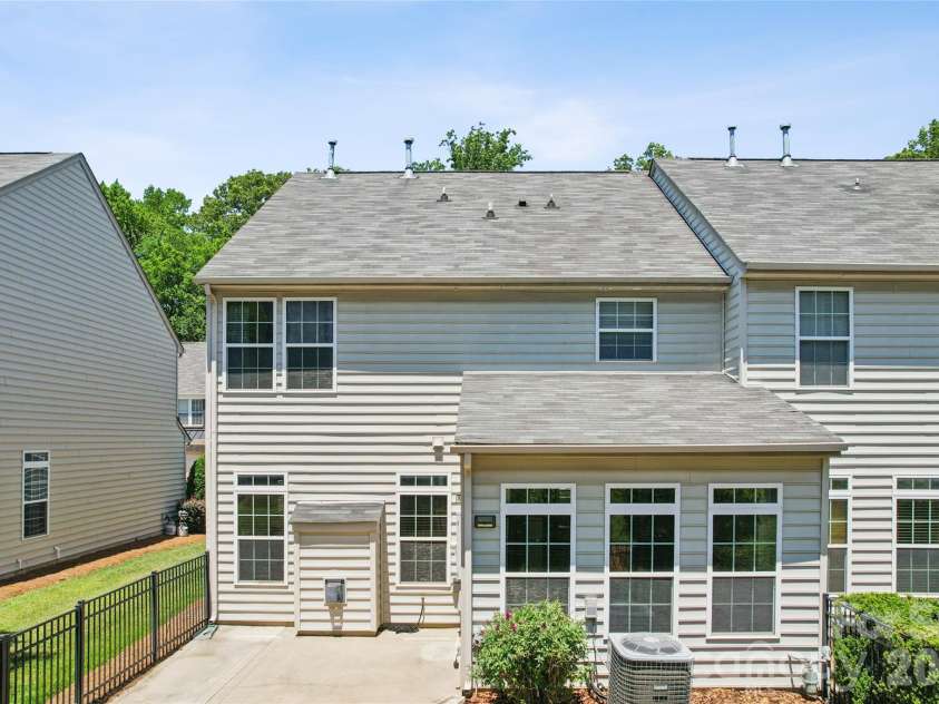 3233 Park South Station Boulevard, Charlotte, NC 28210.  MLS# CAR4381537, YatesRealty ID 26568. 