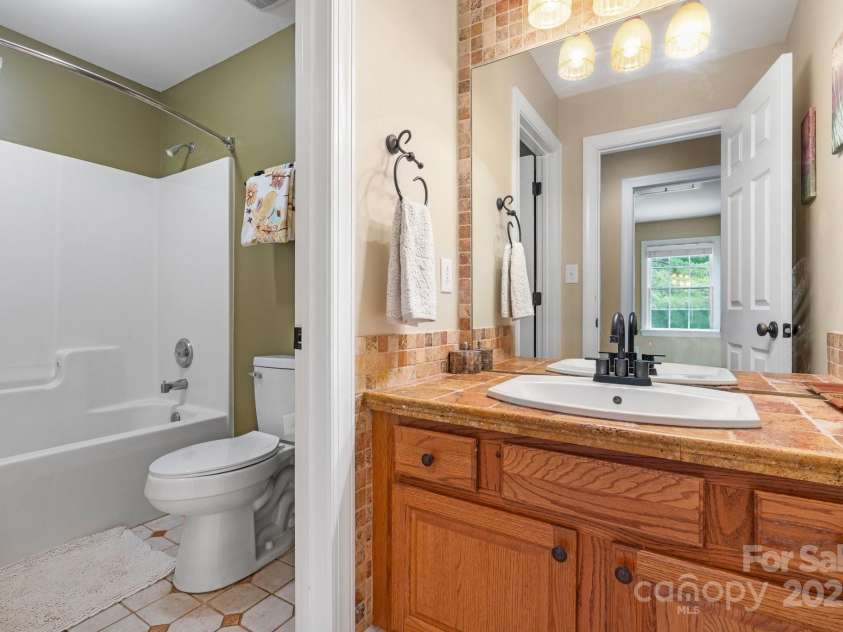 4007 Lake Shore Road, Denver, NC 28037.  MLS# CAR4271111, YatesRealty ID 26569. Full bath on upper level