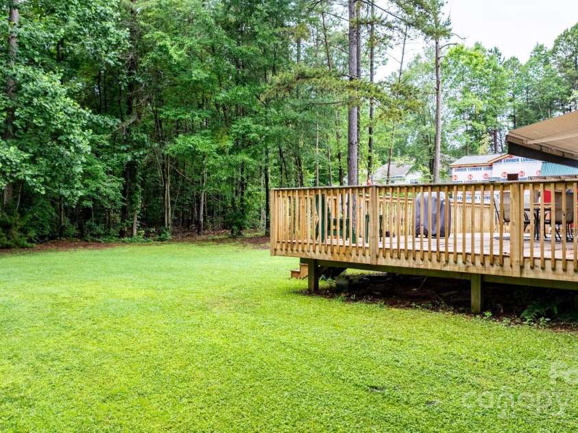 4007 Lake Shore Road, Denver, NC 28037.  MLS# CAR4271111, YatesRealty ID 26569. Side and back yard