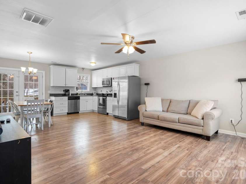 1055 19th Street, Hickory, NC 28601.  MLS# CAR4335825, YatesRealty ID 2657. 