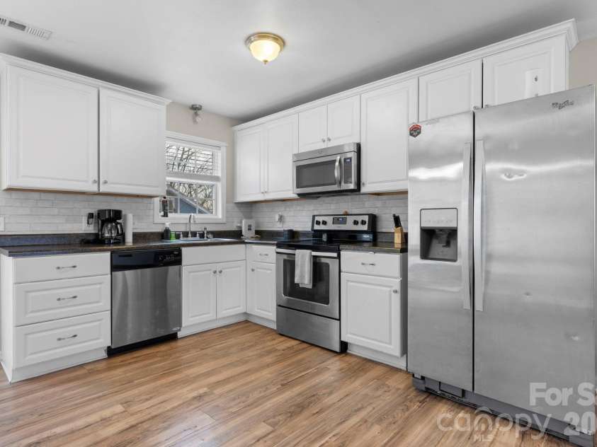 1055 19th Street, Hickory, NC 28601.  MLS# CAR4335825, YatesRealty ID 2657. 