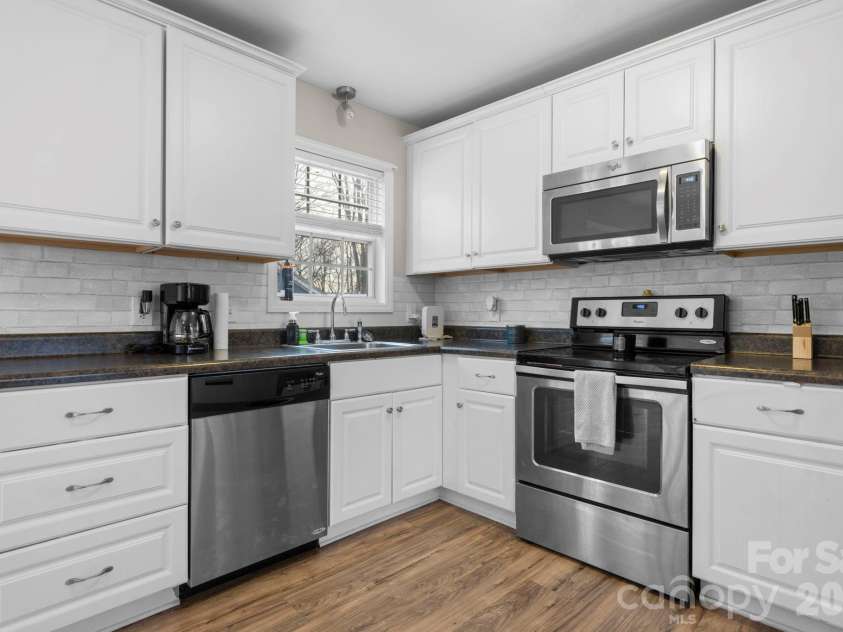 1055 19th Street, Hickory, NC 28601.  MLS# CAR4335825, YatesRealty ID 2657. 