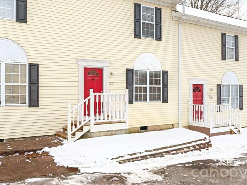 1055 19th Street, Hickory, NC 28601.  MLS# CAR4335825, YatesRealty ID 2657. 
