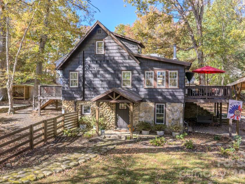 597 Tomahawk Avenue, Black Mountain, NC 28711.  MLS# CAR4383270, YatesRealty ID 26570. 