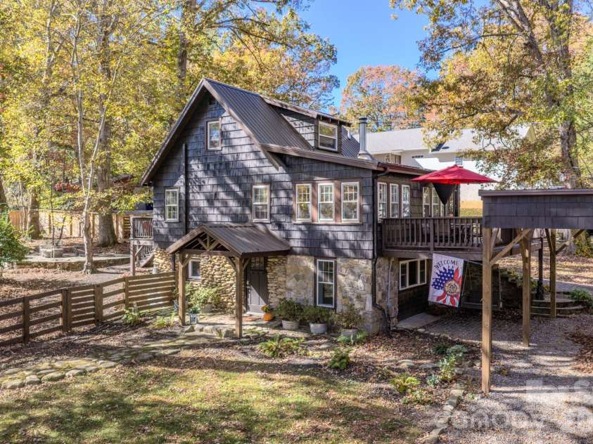 597 Tomahawk Avenue, Black Mountain, NC 28711.  MLS# CAR4383270, YatesRealty ID 26570. 