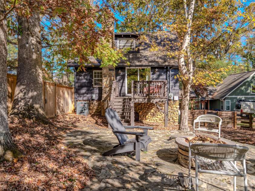 597 Tomahawk Avenue, Black Mountain, NC 28711.  MLS# CAR4383270, YatesRealty ID 26570. 
