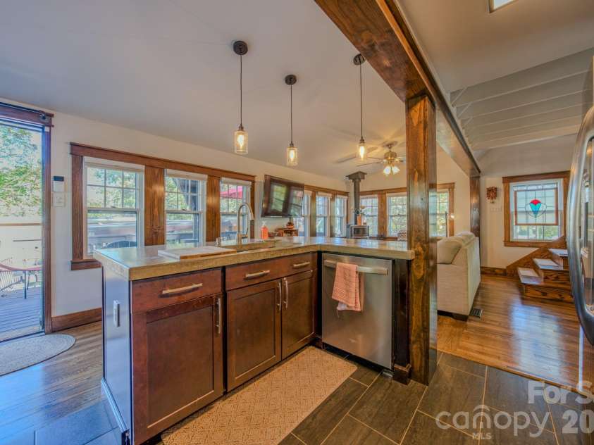 597 Tomahawk Avenue, Black Mountain, NC 28711.  MLS# CAR4383270, YatesRealty ID 26570. 
