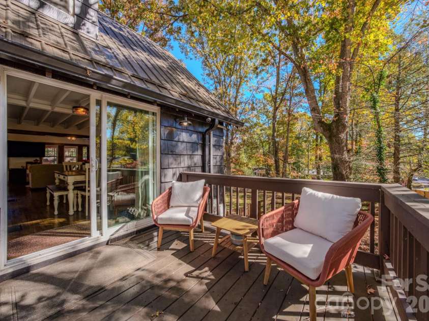 597 Tomahawk Avenue, Black Mountain, NC 28711.  MLS# CAR4383270, YatesRealty ID 26570. 