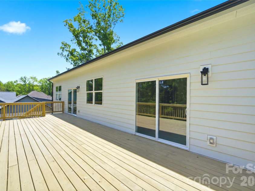 825 Breezewood Drive, Charlotte, NC 28262.  MLS# CAR4384219, YatesRealty ID 26571. 