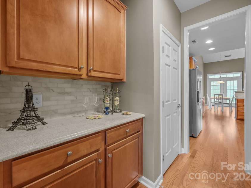 10217 Linksland Drive, Huntersville, NC 28078.  MLS# CAR4281355, YatesRealty ID 26573. Butler's pantry: great for entertaining and additional storage.