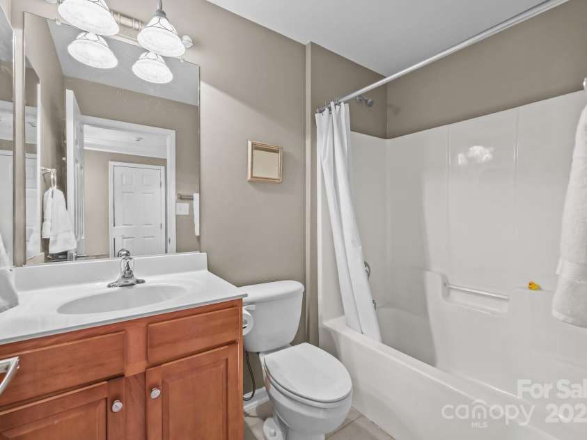 10217 Linksland Drive, Huntersville, NC 28078.  MLS# CAR4281355, YatesRealty ID 26573. Full-size hall bath conveniently serves two bedrooms, providing ample space and functionality for family or guests to enjoy.