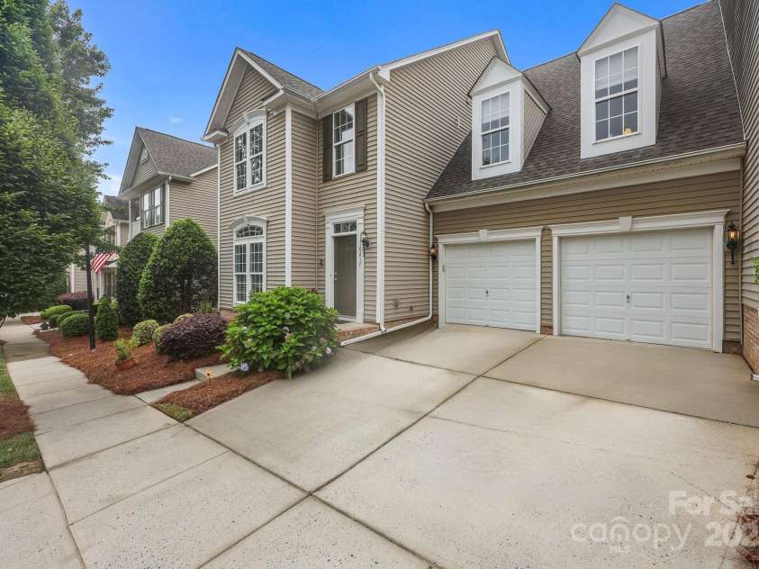 10217 Linksland Drive, Huntersville, NC 28078.  MLS# CAR4281355, YatesRealty ID 26573. Great curb appeal with attractive architectural details and mature landscaping. Situated on a quiet, dead-end street ideal for strolling, walking your dog, chaping with neighbors.