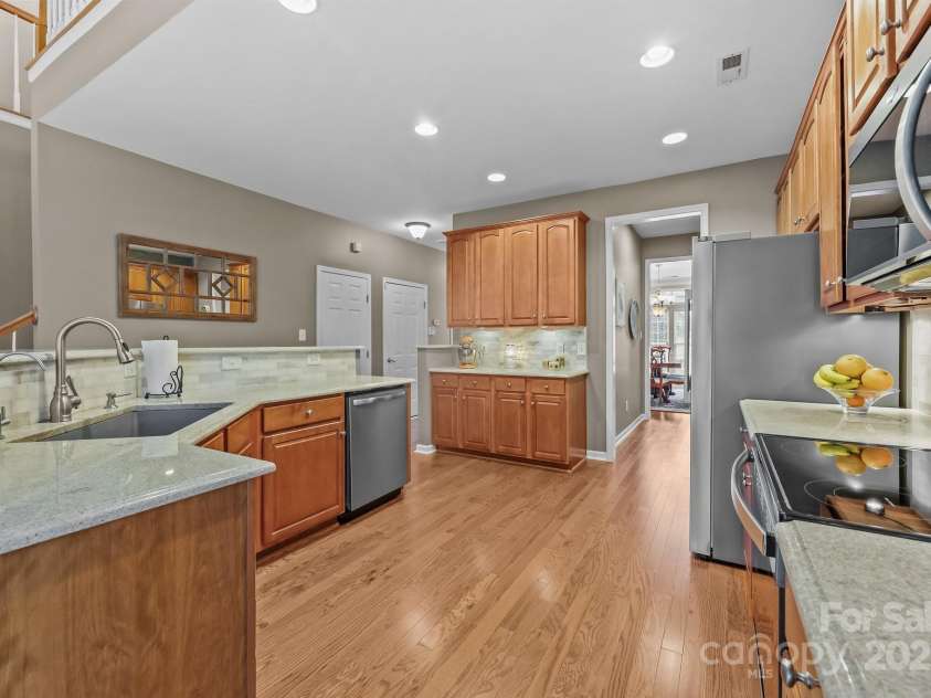 10217 Linksland Drive, Huntersville, NC 28078.  MLS# CAR4281355, YatesRealty ID 26573. Kitchen features: granite counters, quartz backsplash, 42 inch wood cabinets, new hardwood floors.