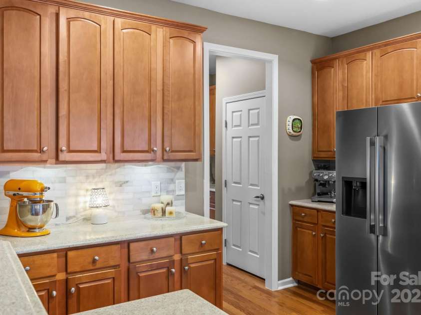 10217 Linksland Drive, Huntersville, NC 28078.  MLS# CAR4281355, YatesRealty ID 26573. Kitchen features: lots of cabinet storage and counter space + pantry; plumbed for ice and water dispenser.
