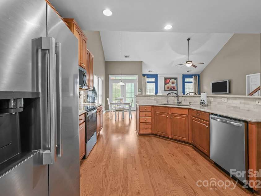 10217 Linksland Drive, Huntersville, NC 28078.  MLS# CAR4281355, YatesRealty ID 26573. Kitchen features new hardwood floors and new stainless steel appliances; undermount sink, open sight lines to breakfast area and great room.