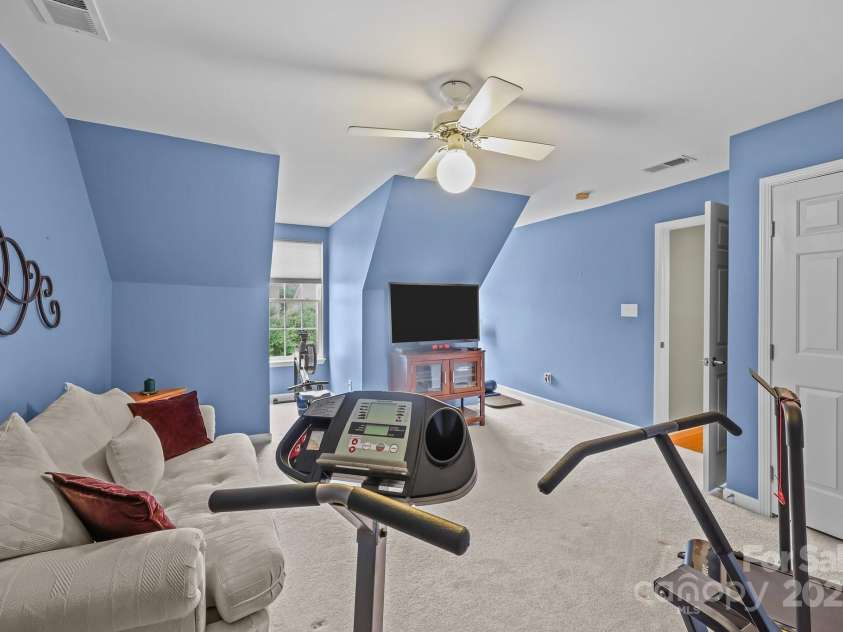10217 Linksland Drive, Huntersville, NC 28078.  MLS# CAR4281355, YatesRealty ID 26573. Large secondary bedroom offers plenty of space for a king-size or double beds, along with larger furniture pieces, ensuring comfort without compromising on style.