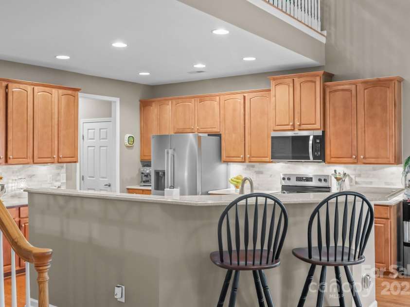 10217 Linksland Drive, Huntersville, NC 28078.  MLS# CAR4281355, YatesRealty ID 26573. Open kitchen that’s both functional and attractive, creates a warm, inviting space  perfect for cooking, gathering, and entertaining guests in style.