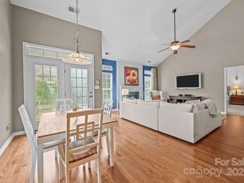 10217 Linksland Drive, Huntersville, NC 28078.  MLS# CAR4281355, YatesRealty ID 26573. Open sight lines from breakfast area to great room. Features neutral paint, new hardwood floors, access to patio.