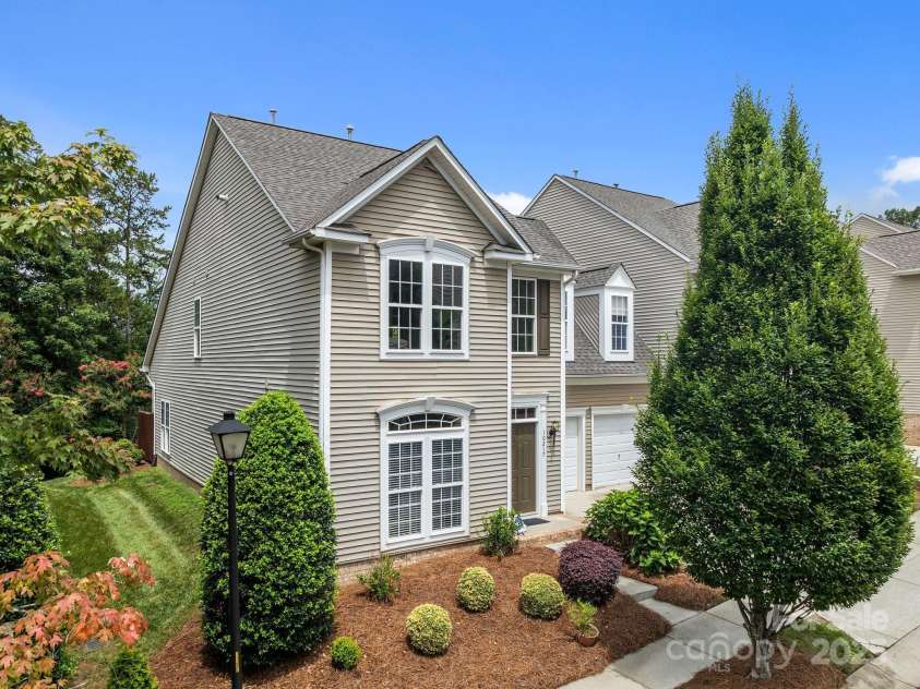 10217 Linksland Drive, Huntersville, NC 28078.  MLS# CAR4281355, YatesRealty ID 26573. Rarely available end-unit provides both privacy and natural light. Lushly landscaped all around.