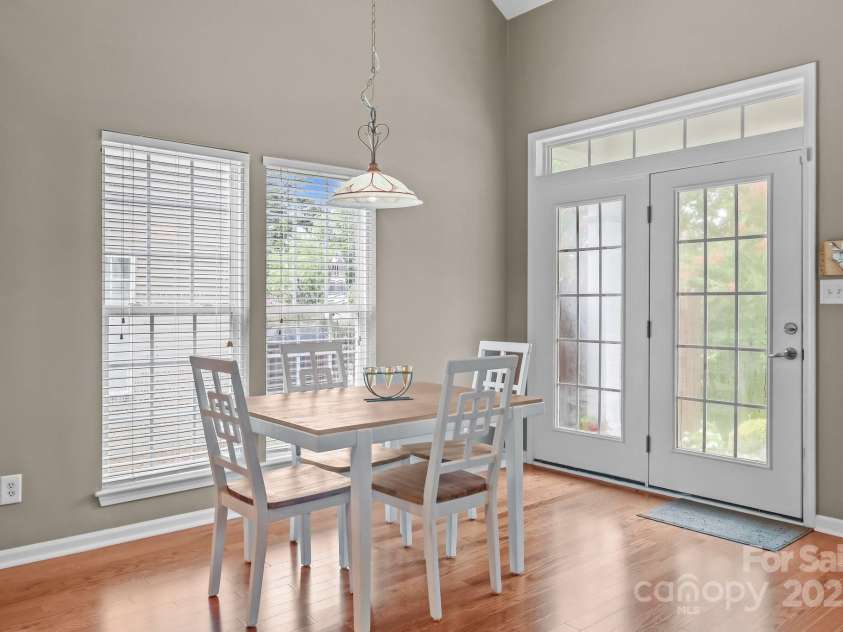 10217 Linksland Drive, Huntersville, NC 28078.  MLS# CAR4281355, YatesRealty ID 26573. Sunlit breakfast area with vaulted ceiling comfortably seats 6-8 and is great for daily meals and casual entertaining.