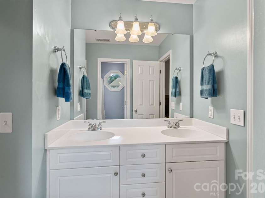 6424 Creola Road, Charlotte, NC 28226.  MLS# CAR4382975, YatesRealty ID 26573. Bathroom 2