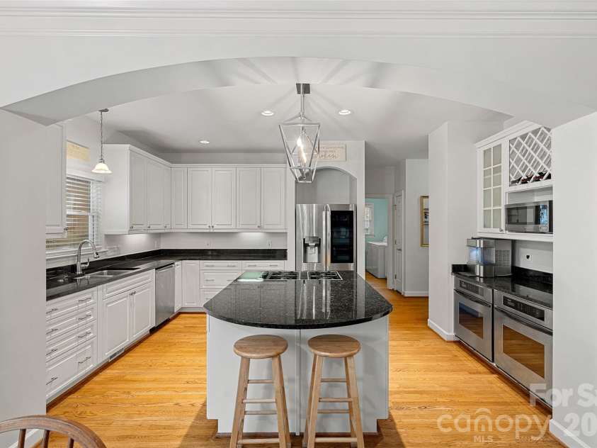 6424 Creola Road, Charlotte, NC 28226.  MLS# CAR4382975, YatesRealty ID 26573. Kitchen