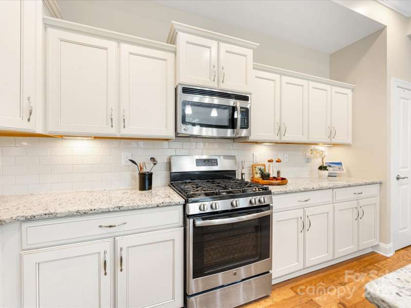 1313 Haywood Park Drive, Waxhaw, NC 28173.  MLS# CAR4279018, YatesRealty ID 26575. Chef’s Kitchen Featuring Granite Counters, Farm Sink, Gas Cooktop, Stainless Appliances, Large Island & Pantry