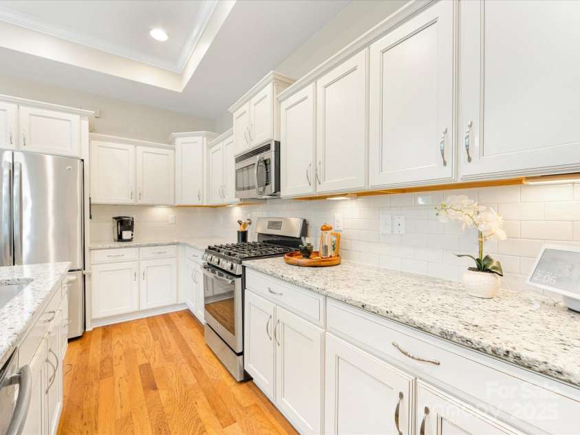 1313 Haywood Park Drive, Waxhaw, NC 28173.  MLS# CAR4279018, YatesRealty ID 26575. Subway Tile Backsplash & Under-Cabinet Lighting Make This Kitchen Perfect for Cooking & Entertaining
