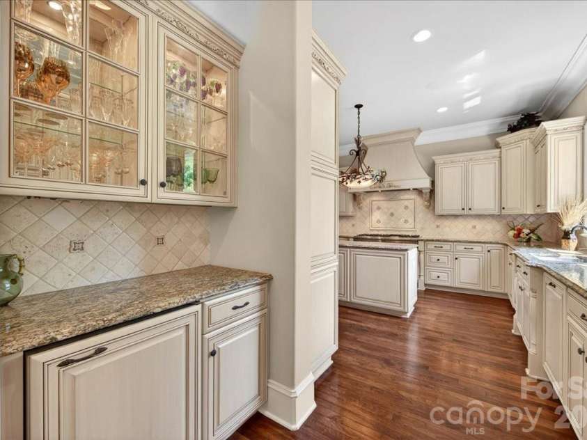5424 Gorham Drive, Charlotte, NC 28226.  MLS# CAR4381431, YatesRealty ID 26575. Bar