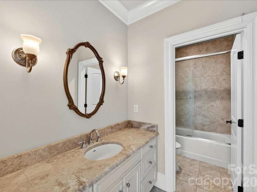 5424 Gorham Drive, Charlotte, NC 28226.  MLS# CAR4381431, YatesRealty ID 26575. En suite