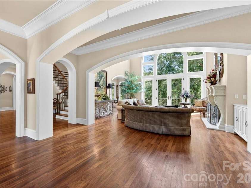 5424 Gorham Drive, Charlotte, NC 28226.  MLS# CAR4381431, YatesRealty ID 26575. Front entry way