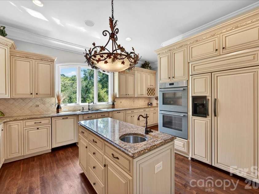 5424 Gorham Drive, Charlotte, NC 28226.  MLS# CAR4381431, YatesRealty ID 26575. Kitchen