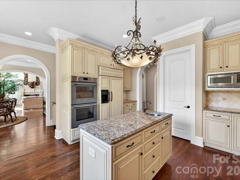 5424 Gorham Drive, Charlotte, NC 28226.  MLS# CAR4381431, YatesRealty ID 26575. Kitchen