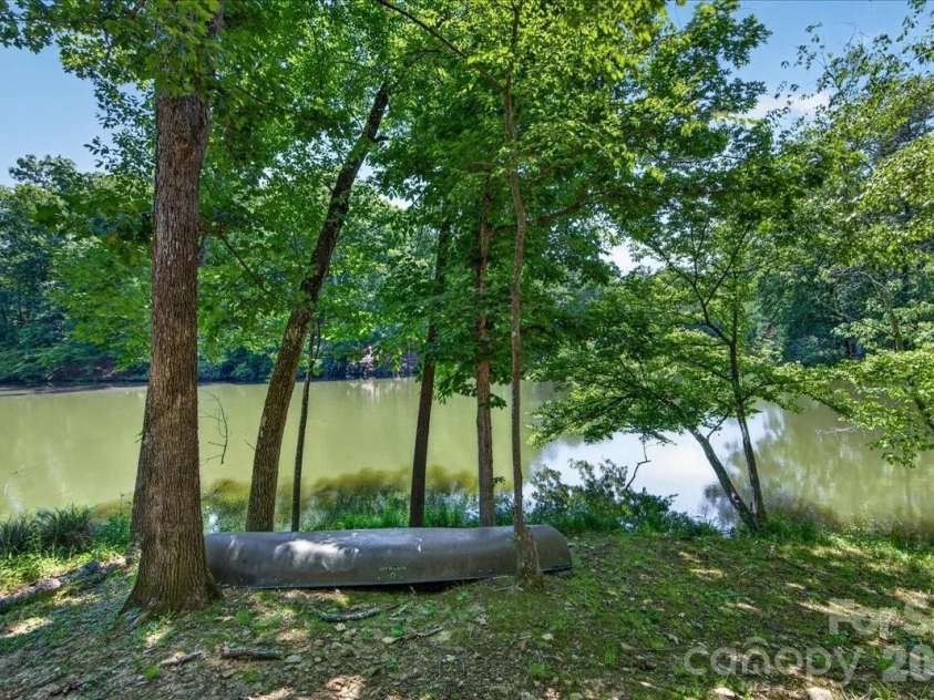 5424 Gorham Drive, Charlotte, NC 28226.  MLS# CAR4381431, YatesRealty ID 26575. Lake access