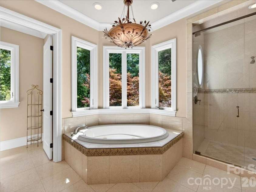 5424 Gorham Drive, Charlotte, NC 28226.  MLS# CAR4381431, YatesRealty ID 26575. Primary bath
