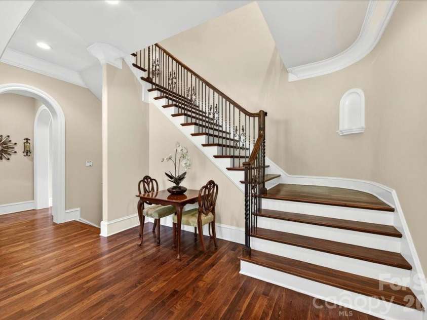 5424 Gorham Drive, Charlotte, NC 28226.  MLS# CAR4381431, YatesRealty ID 26575. Staircase