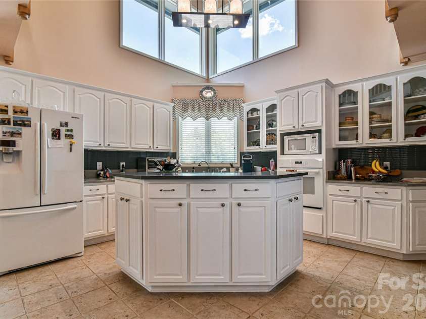 518 Forest Ridge Drive, Mars Hill, NC 28754.  MLS# CAR4384980, YatesRealty ID 26579. 