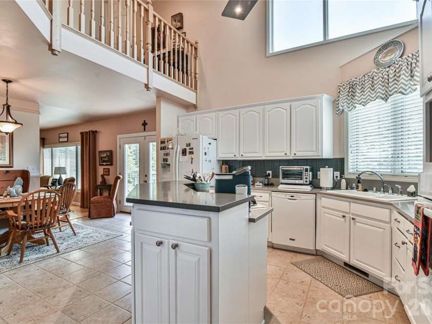 518 Forest Ridge Drive, Mars Hill, NC 28754.  MLS# CAR4384980, YatesRealty ID 26579. 