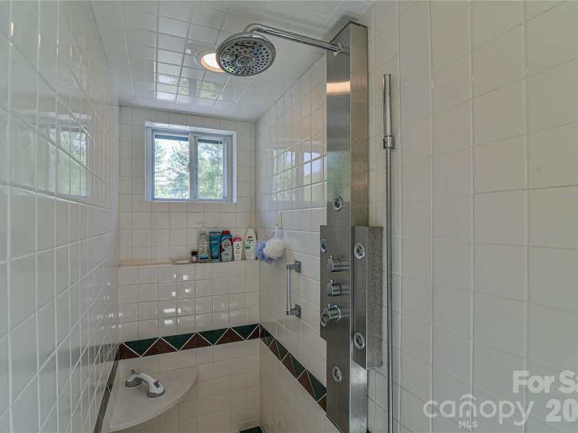 518 Forest Ridge Drive, Mars Hill, NC 28754.  MLS# CAR4384980, YatesRealty ID 26579. 