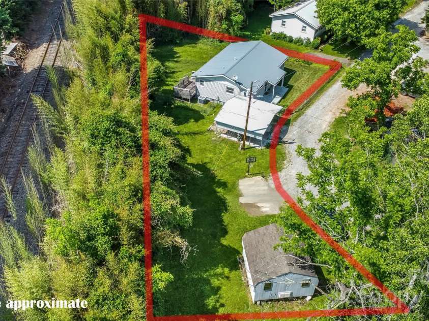 13 Rosscraggon Drive, Asheville, NC 28803.  MLS# CAR4260908, YatesRealty ID 26581. Approximate Lot lines