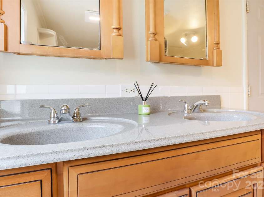 13 Rosscraggon Drive, Asheville, NC 28803.  MLS# CAR4260908, YatesRealty ID 26581. Bath