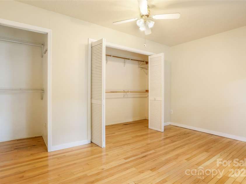 13 Rosscraggon Drive, Asheville, NC 28803.  MLS# CAR4260908, YatesRealty ID 26581. Room 1